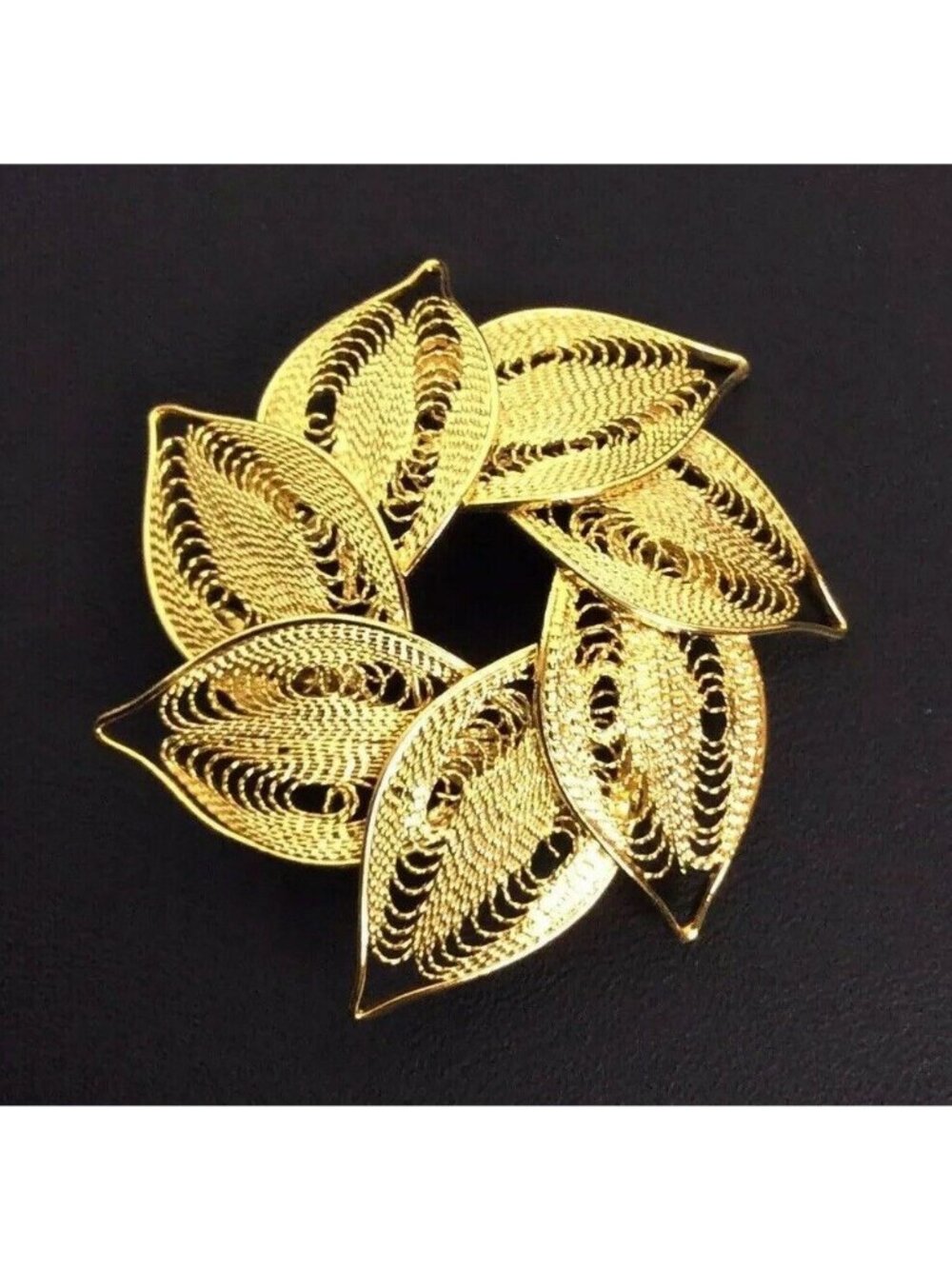 Vintage Goldtone Spun Wire Leaf Wreath Brooch Pin